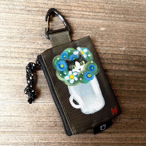 鞄に付ける小物入れ(57)  花瓶 猫② 【ハチワレ猫と青い花】バッグチャーム 原画 アニマル