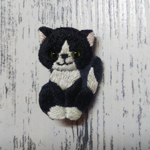 白黒猫の刺繍ブローチ