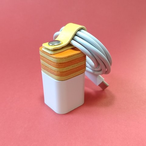 プラグが折りたためない充電器のスマートレザーケース　イエロー×オレンジ