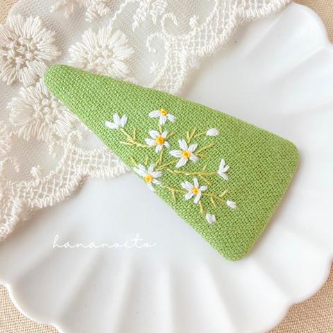 手刺繍のパッチンピン　野に咲く花