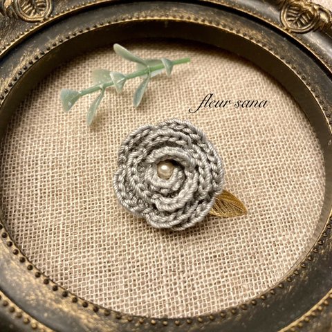 petit rose motif  ミニバラのブローチ  light gray