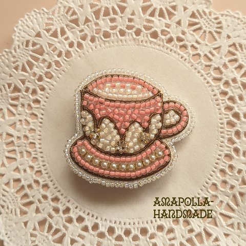 カップ＆ソーサー　ピンク　 ビーズ刺繍ブローチ