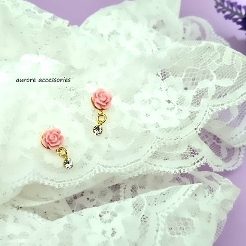 pink rose pierced earrings　スタッドピアス　スタッド　ローズ　ピンク　バラ　フラワー　花　シンプル　小さめ　小ぶり　上品　エレガント　ゴールド