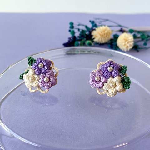 刺繍糸で編んだ小さなお花とタティングレースピアス(パープル)