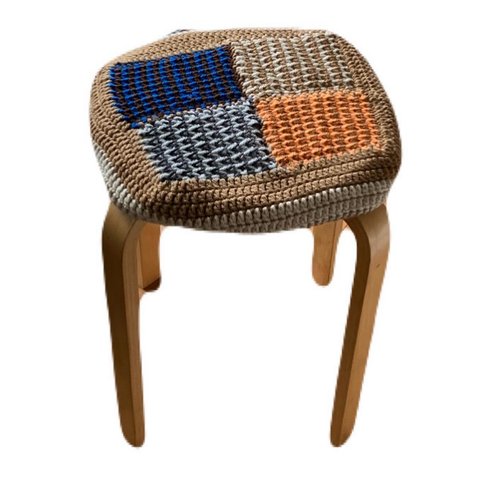 ニットのスツールカバー✳︎手編みのスツールカバー✳︎毛糸のスツールカバー✳︎Stool knit cover✳︎毛糸のモチーフパッチワーク✳︎入り口ゴム入り