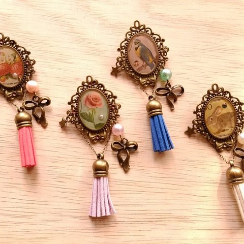 【半額SALE】タッセル×レジンのアンティークブローチ