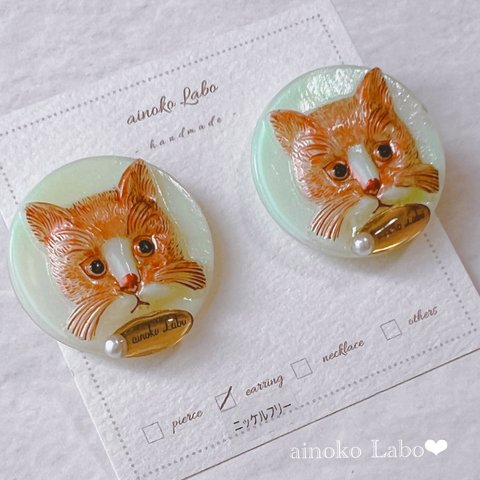 ❤︎ 猫 チェコガラスボタン antique earring ❤︎