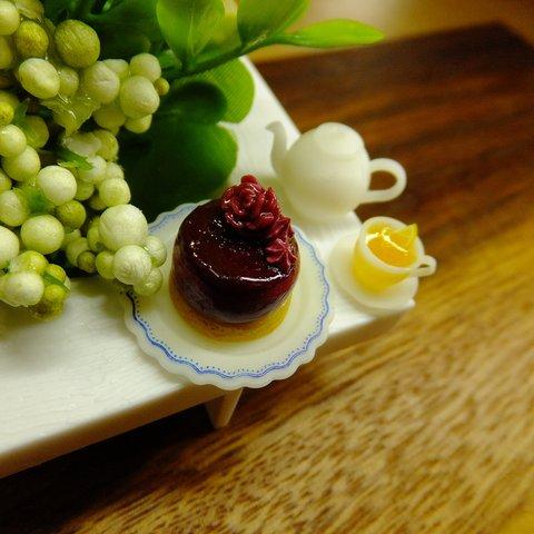 お花の飾りのチョコレートケーキお茶会セット（白色ポットとレモンティー）　ミニチュアフード