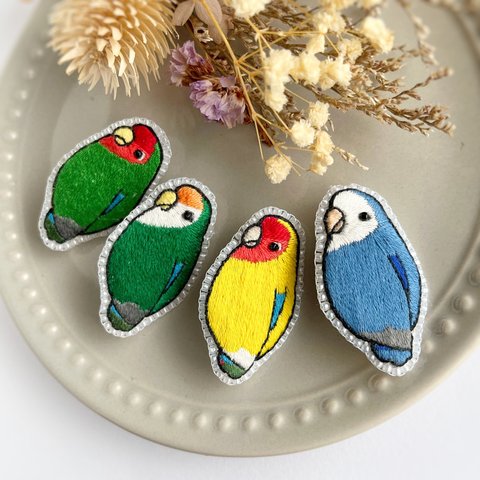 【本革裏地/名入れ可能】ふり返りコザクラインコの刺繍ブローチ【ノーマル/シーグリーン/ゴールデンチェリー/バイオレット】【受注制作】