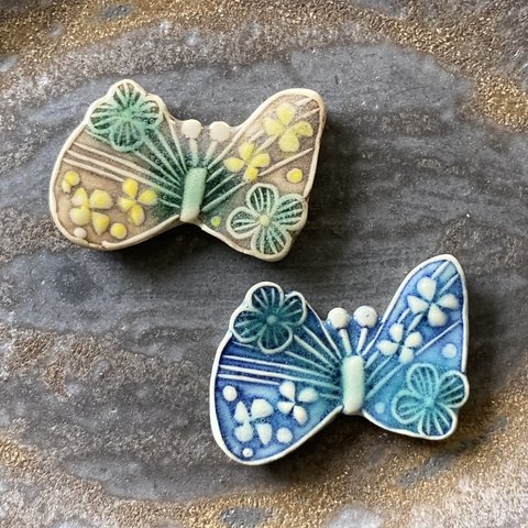 陶器でできた蝶々のブローチ