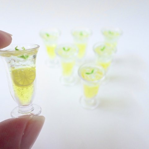 【レモンスカッシュ】さっぱりシュワシュワ🍋　爽やかなレモンイエローのミニチュアドリンク