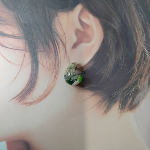 ピアス　コロン♡かすみ草ラインのカシューナッツ　レジン　花　カシューナッツ