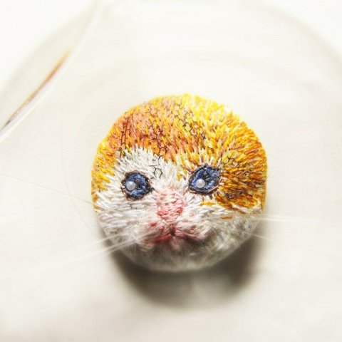 【NO.01】にゃんこ刺繍のブローチ　～ 夢と現実の狭間には～