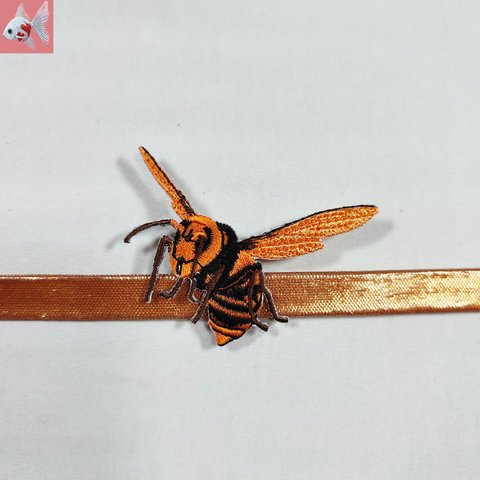 ◆ミツバチの刺繍帯留め飾り②