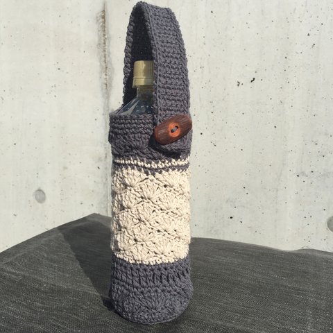 木のボタンと松編みのペットボトルカバー(グレー)
