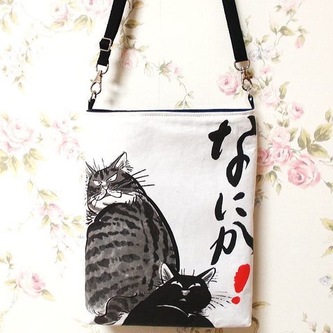 和柄 見返り猫ちゃん なにか！ポシェット サコッシュ  ショルダーバッグ