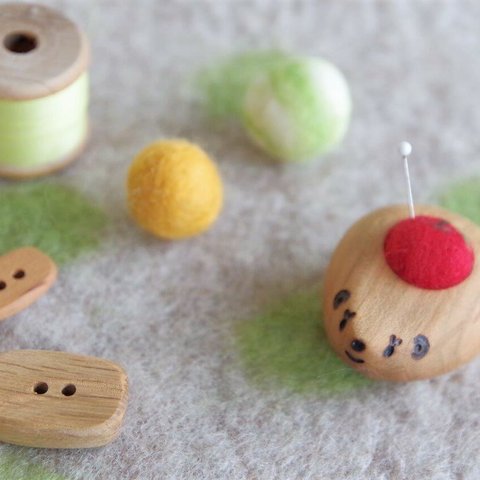 ハリネズミ赤ちゃんの羊毛ピンクッション【針山】りんご