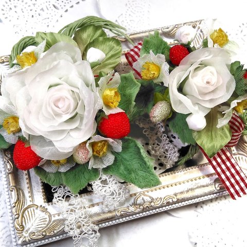 【送料無料】白いバラといちごの親子コサージュ　卒業式　入学式　結婚式　アートフラワー　布花　染花　造花