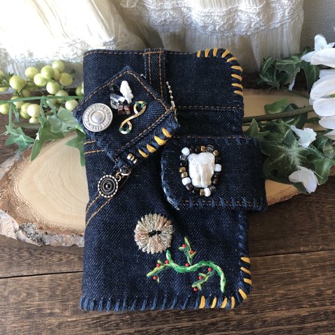 ビンテージデニムとゴールドのお花の刺繍のスマホケース（手帳型）・デニムとビーズ刺繍のキーホルダーチャーム付き/メンズライク／天然石・水晶・淡水パール・シェル／リメイクデニム・レトロ・オーダー