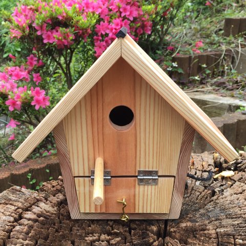 お庭にひとつ、小鳥の巣箱