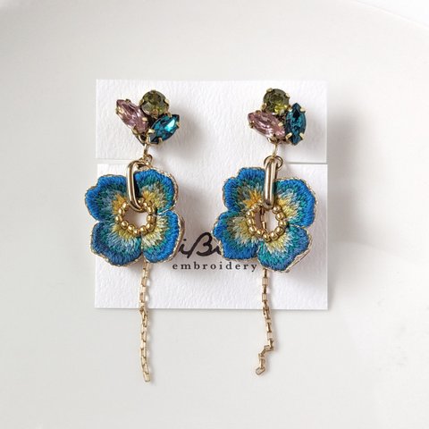 blooming ネモフィラ　刺繍ピアス/イヤリング