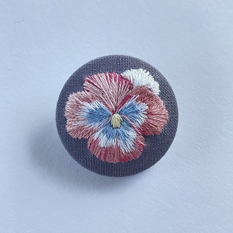 少女の恋_くるみボタン　刺繍　くるみボタン　ブローチ　マグネット　ヘアゴム　パンジー　ビオラ　花　花柄　ピンク