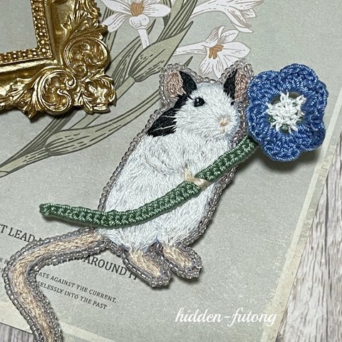 8/20 20時〜販売　お花を持つパンダマウスの手刺繍ブローチ