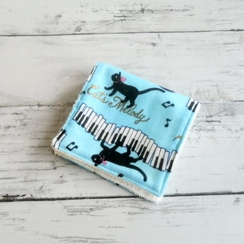 ピアノで遊ぶ猫ちゃん　ハーフハンカチ　2つ折りハンカチ　ガーゼハンカチ　ハンカチタオル　パイル　
