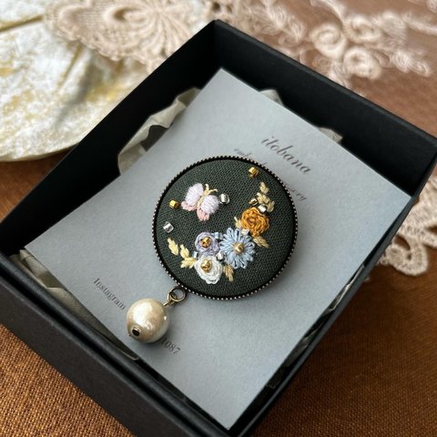 手刺繍の芸術を身にまとう。春の花々と蝶のブローチ。