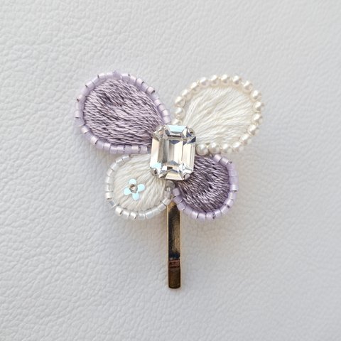 蝶々ポニーフック🦋｜くすみピンク｜ビーズ刺繍アクセサリー