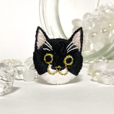 黒白猫の刺繍ブローチ or ヘアゴム 中サイズ ハンドメイド かぎしっぽ7 kagisippo7 かぎしっぽ7 ねこ ネコ