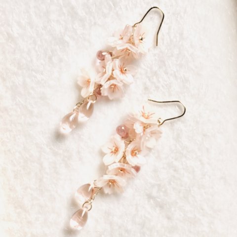 こぼれ桜のピアス