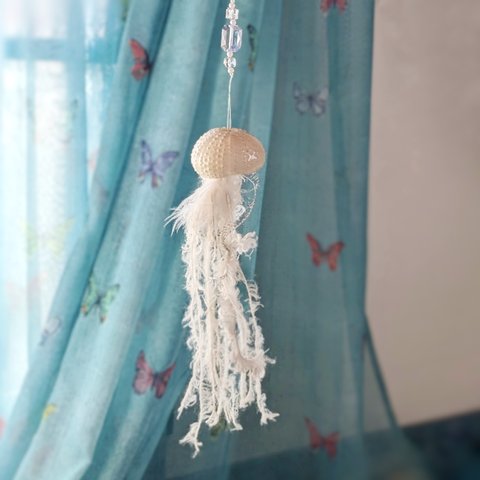 白クラゲのサンキャッチャー ウニ殻 ミズクラゲ  ゼリーフィッシュ オーナメント 吊るし飾り 海月 海 夏 モビール 北欧 フェザー メリー ベッドメリー