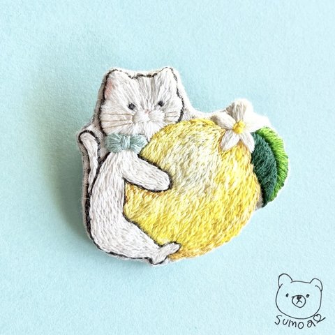 レモン抱っこ猫＊刺繍ブローチ