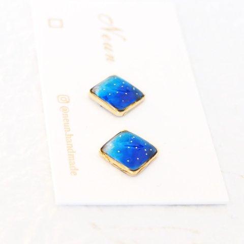 窓越しの星空〔 ノンホールピアス / イヤリング / チタンピアス / 樹脂ピアス / シンプル / レジン / 青 / 紺 / 星空 / 夜 / 秋 / 冬 〕       