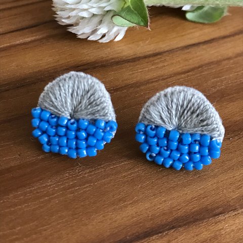 2tone シンプル刺繍ピアス[グレー×ブルー]