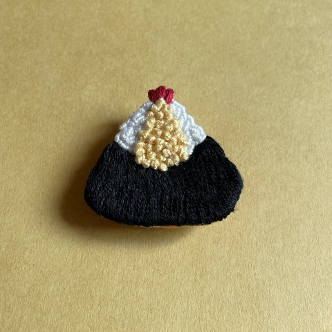 大きい天むすの手刺繍ブローチ