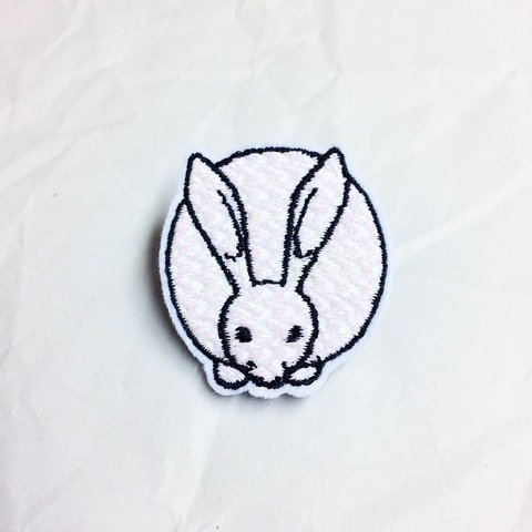 刺繍ブローチ　「オパール兎」