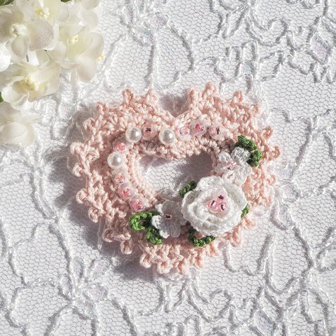 かぎ針編み 白いバラとハートのブローチ(ホワイト薄ピンク)