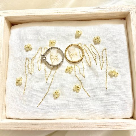 刺繍リングピロー　hands 天然石