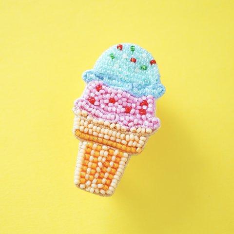 ビーズ刺繍のアイスクリームのブローチ(水色×ピンク)　