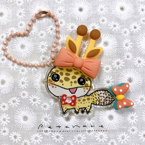 ぺたなれレオパちゃんのおめかしレジンデコアクキー【キリンコスプレオパちゃん🦒】　ぺたなれ♡爬虫類　レオパードゲッコー　ヒョウモントカゲモドキ　手描き　アクリルキーホルダー