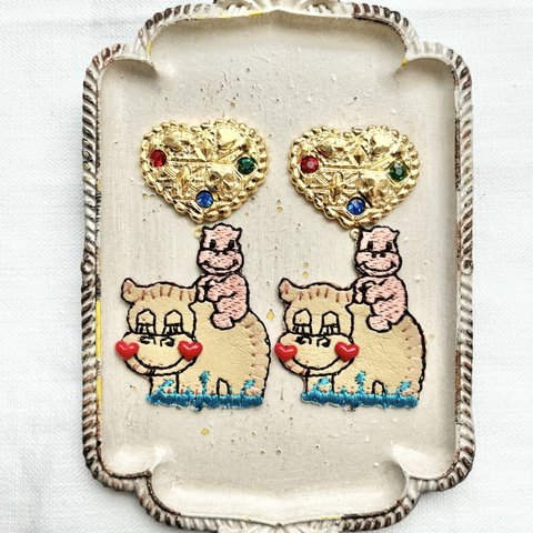 ヴィンテージ ★レトロなカバの親子のピアス　イヤリング　　昭和レトロ　レトロポップ　ファンシー　大ぶり　刺繍ワッペン アニマル　トランプ柄　ハート　ゴールド