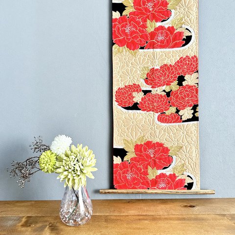 帯タペストリー　金の流水に牡丹と菊　着物リメイク インテリア　掛け軸 　和モダン　和室　Kimono Tapestry Kakejiku  ギフト　縁起物　古民家　日本　おしゃれ　壁飾り　着物