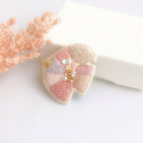 ピンク色小鳥の刺繍ブローチ　aicco 入学式　入園式　卒業式　卒園式にも