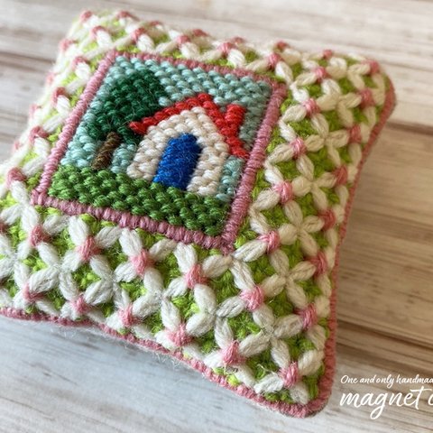 ウール刺繍のピンクッション 家