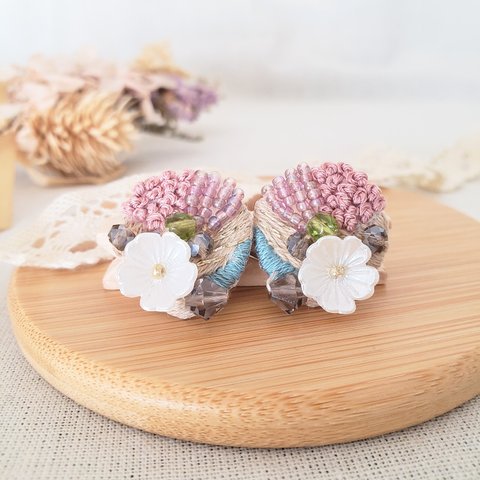 花のビーズ刺繡イヤリング/ピアス　