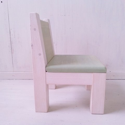豆イス　木の丈夫な椅子　幼児用　しろ色×みんと色