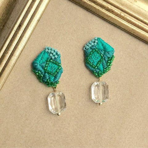 emerald green+clear beads鉱石刺繍ピアスorイヤリング