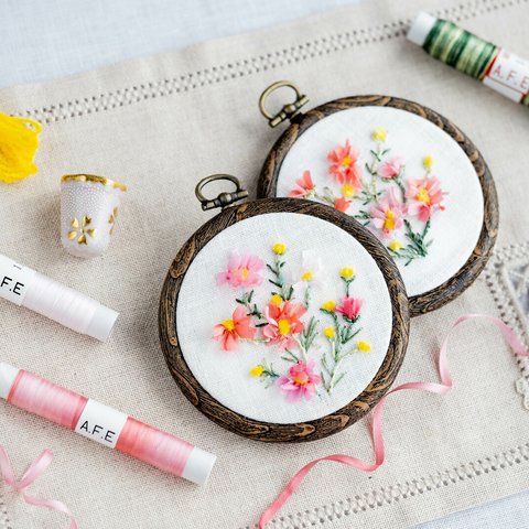 コスモスの花刺繍の制作キット【シルクリボンとモール刺繍糸で作る簡単キットです】